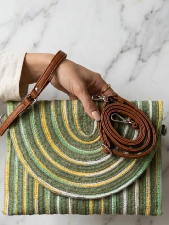 Pochette di paglia con chiusura frontale